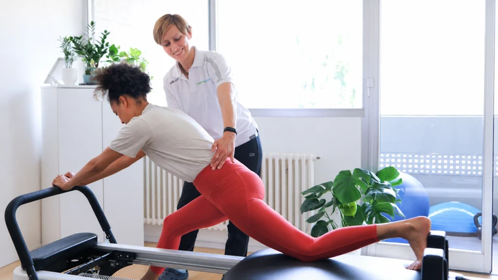 Valentina guida il movimento durante una lezione individuale di Pilates a Chiasso