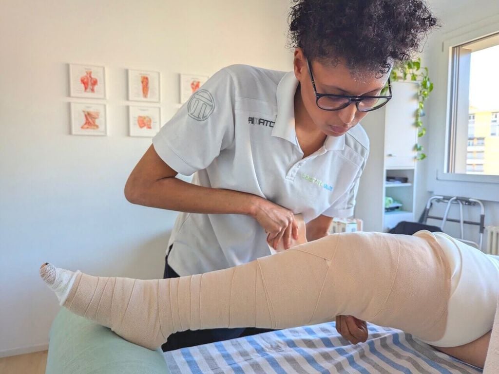 Bendaggio compressivo dell'arto inferiore per il trattamento del linfedema